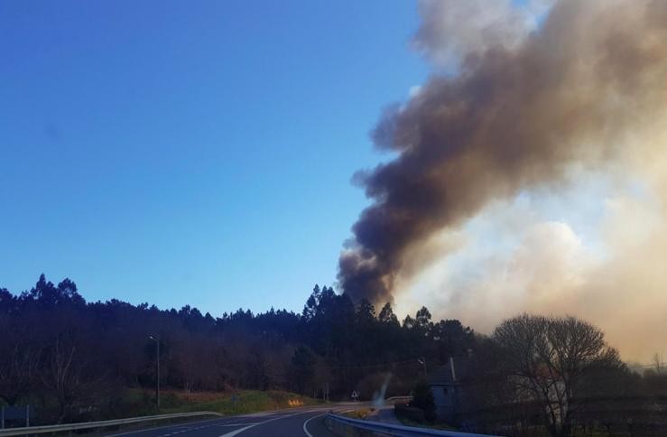 Incendio no Carballiño / Emerxencias Ourense - @EmerxenciasOu