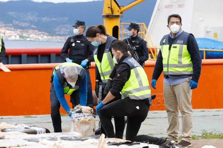 Varios policías abren un fardo tras a chegada ao Peirao de Cruceiros do Porto de Vigo dun buque que foi interceptado cando transportaba 4 toneladas de cocaína, en Vigo/Galicia (España) a 28 de abril de 2020 / Marta Vázquez Rodríguez - Arquivo