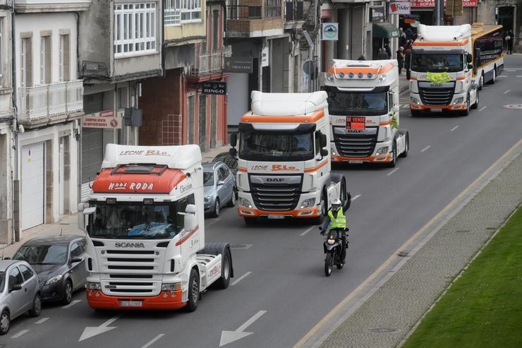 Un motorista apoia aos camións que pasan pola Rolda da Muralla, nunha marcha lenta que saíu desde o polígono das Gándaras para pasar por varias localizacións do centro da cidade, durante o noveno día de paro nacional de transportistas /  Carlos Castro - Europa Press