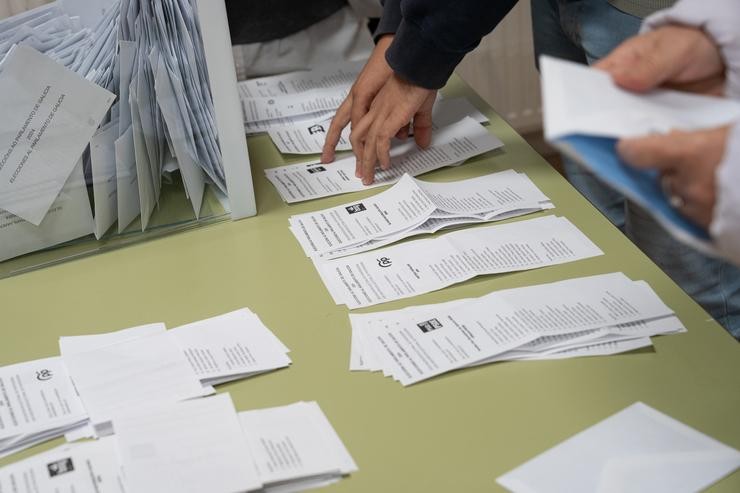 Varias persoas realizan un escrutinio de votos con motivo das eleccións de Galicia, no IES Illas Cíes / Adrián Irago