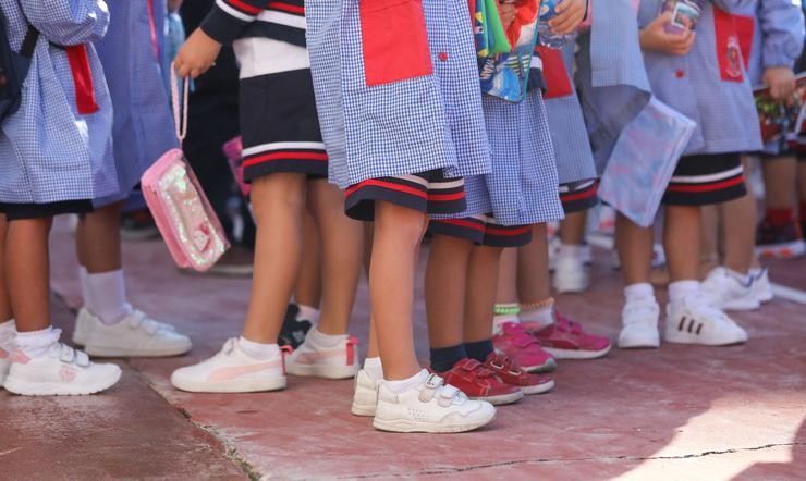 Varios nenos no patio dunha escola o día de inicio do curso no colexio / Marta Fernández Jara  / Europa Press