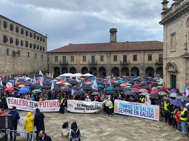 Manisfestantes de Queremos Galego na praza da Quintana na protesta do Día das Letras Galegas / XdeCOM