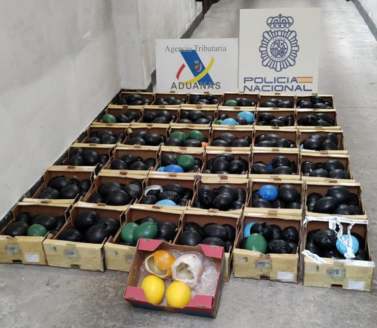 Cargamento de melones procedentes de Brasil, que transportaban 490 quilos de cocaína e foron intervidos no Porto de Vigo. No marco da operación foron detidas tres persoas en Portugal.. POLICÍA NACIONAL-AXENCIA TRIBUTARIA / Europa Press
