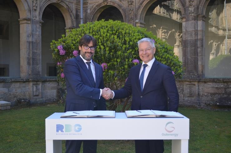 O conselleiro delegado de RDG, Emilio Bruquetas, e o presidente de Galenergy, José Núñez García, asinan un acordo entre ambas as empresas para o desenvolvemento de enerxías limpas e autoconsumo verde. / Europa Press