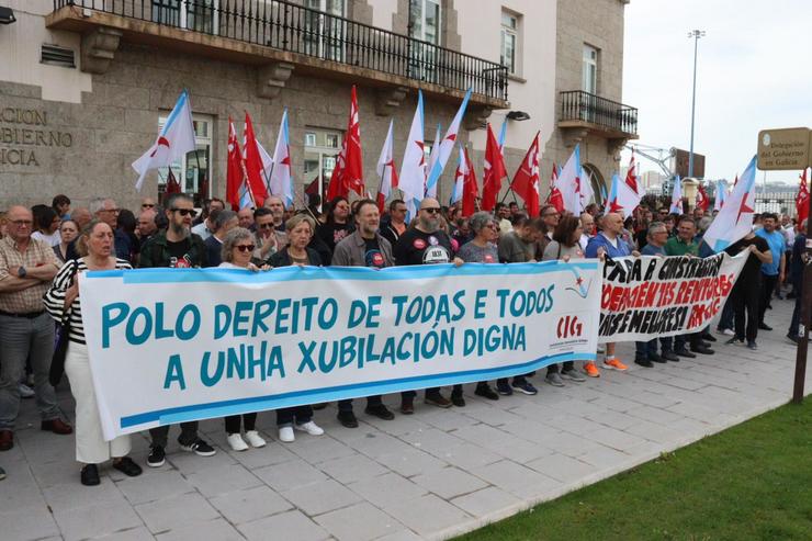 Traballadores e traballadoras de diversos sectores mobilízanse ante a Delegación do Goberno en Galicia. CIG 