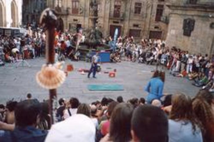 Unha das habituais actuacións de rúa no casco vello de Santiago. Redescena.net