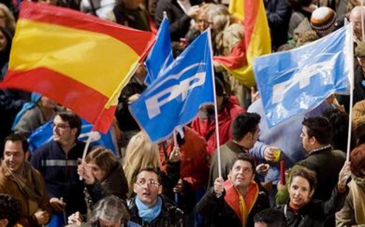Simpatizantes diante da sede de Génova do PP en Madrid / Europa Press.