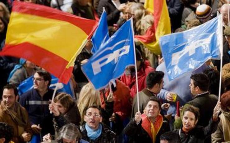 Simpatizantes diante da sede de Génova do PP en Madrid / Europa Press.