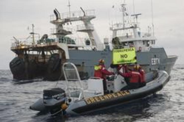 Acción de Greenpeace contra a pesca de arrastre no Atlántico
