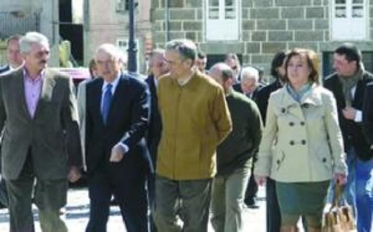 Manuel Varela e López Abella, no extremo dereito e esquerdo da foto de revistaribeira.com