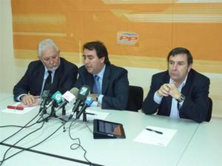 Rolda de prensa de Torres Colomer xunto con Carlos Negreira e o actual alcalde de Ribeira, Manuel Ruíz Rivas 