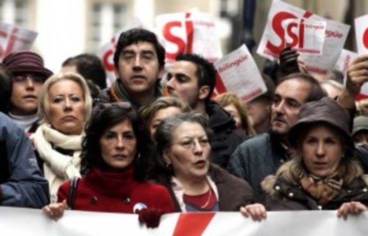 Corina Porro e parte do PP de Vigo nunha manifestación de Galicia Bilingüe
