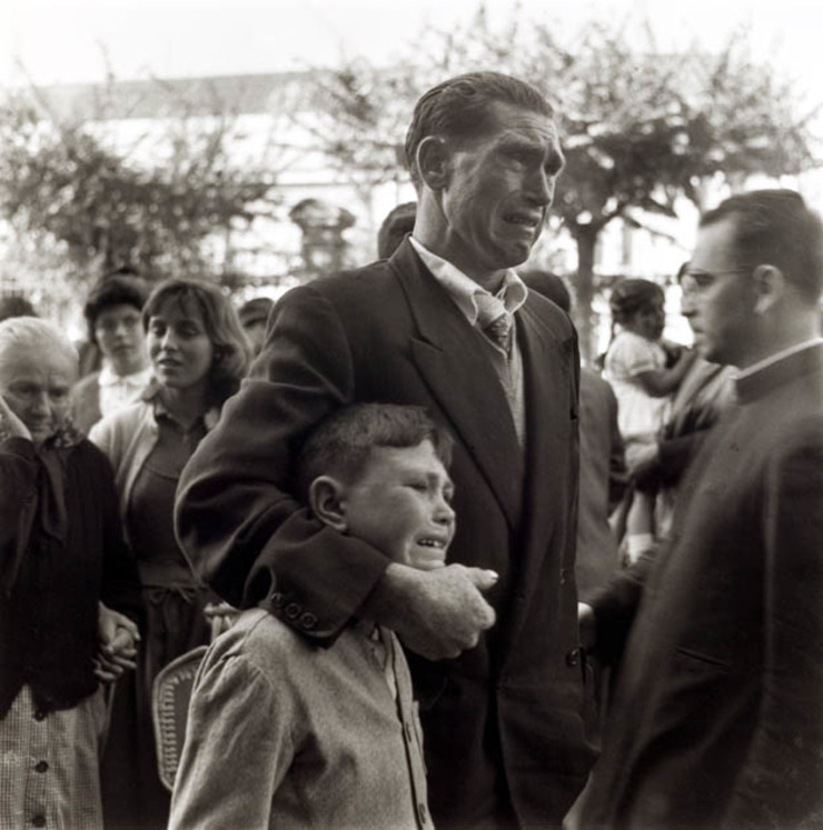 Foto que retrata o drama da emigración