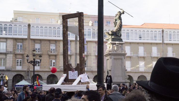 A guillotina facendo a súa entrada en María Pita