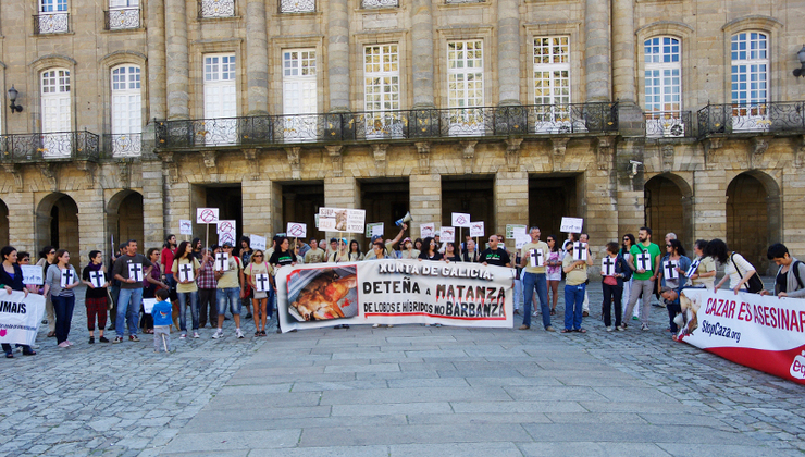 Manifestación en Santiago en contra das matanzas de lobos no Barbanza