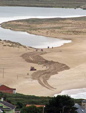 Máquinas abrindo a canle artificial na Lagoa da Frouxeira- Valdoviño / ADEGA