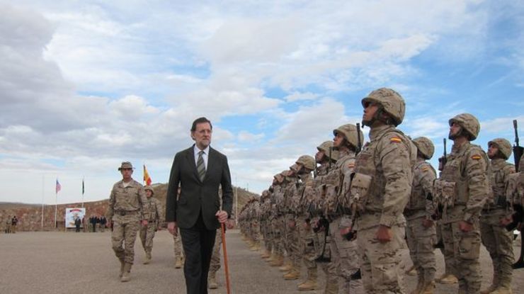 Rajoy pasa revista a efectivos militares