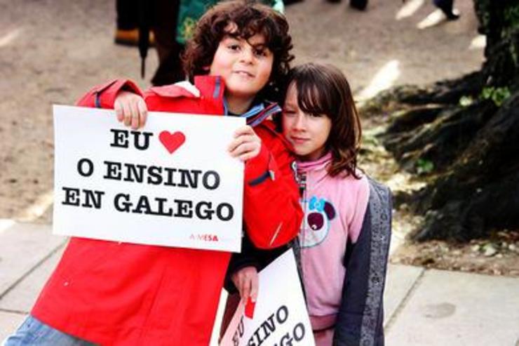 Nenos nunha protesta de Queremos Galego 