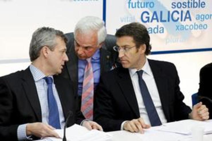 José Luis Baltar fala con Feijóo e Rueda nunha xuntanza do PPdeG