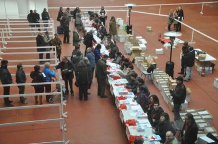 Acreditándose no mercando de gando de Amio, sede dunha das asembleas nacionais do BNG
