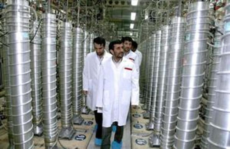 O ex presidente de Irán, Mahmud Ahmadineyad, visitando unha planta de enriquecemento de uranio
