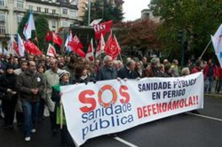 Os líderes da oposición e dos sindicatos nunha manifestación da Plataforma SOS Sanidade Pública