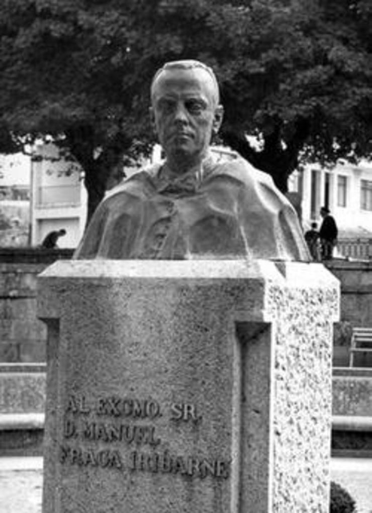 Escultura de Manuel Fraga