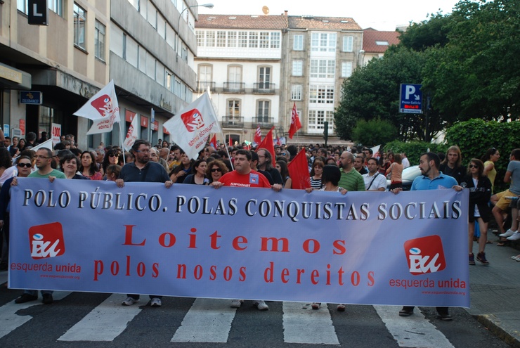 Militantes de Esquerda Unida nunha protesta en Santiago