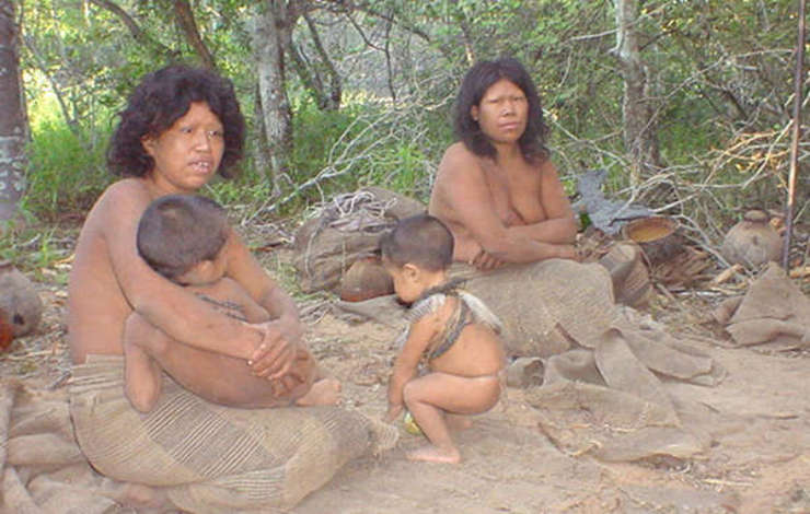 Ayoreos contactados por Survival por primeira vez en 2004, na zona perviven grupos aínda non contactados, os únicos indíxenas americanos que viven á marxe do home blanco fóra do Amazonas