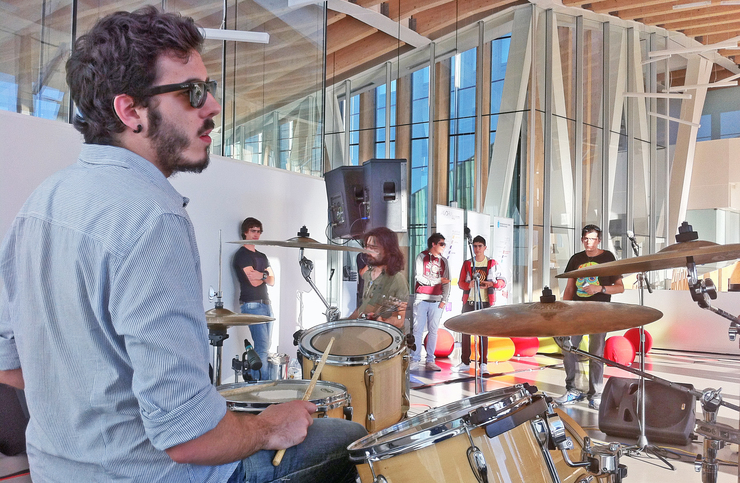O baterista Juna Folla nas probas de son durante a tarde