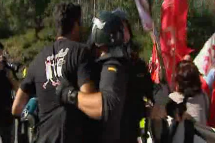 A Policía empurra a un dos afectados polas preferentes que protestaban en Soutomaior