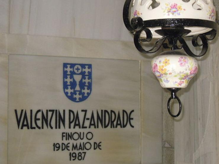 Lápida de Valentín Paz Andrade no camposanto Lérez /Adrián Estévez Estevoaei wikipedia