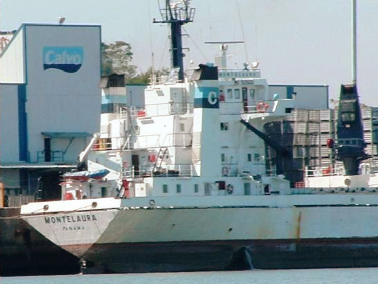 Un dos barcos do Grupo Conservas Calvo na súa sede galega
