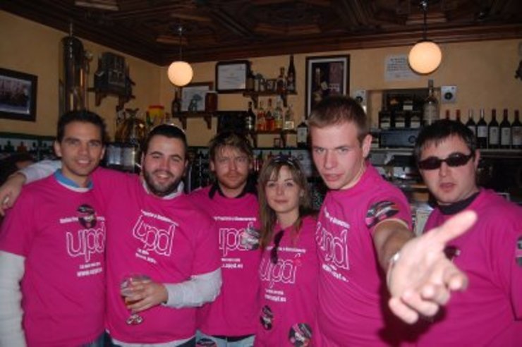 Mozos con camisolas de UPyD 