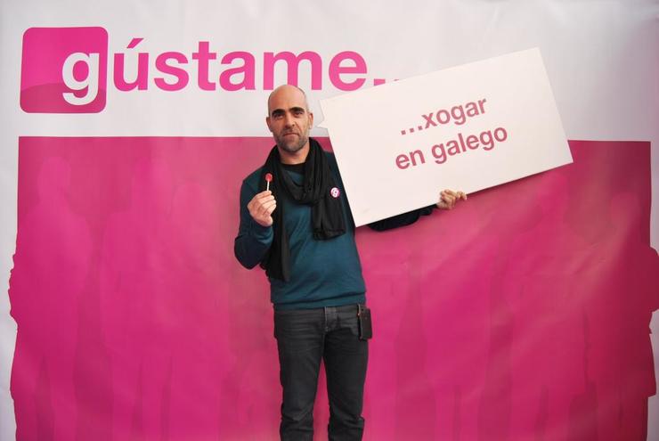 Luis Tosar participando na campaña do CNTL 'Gústame o galego'