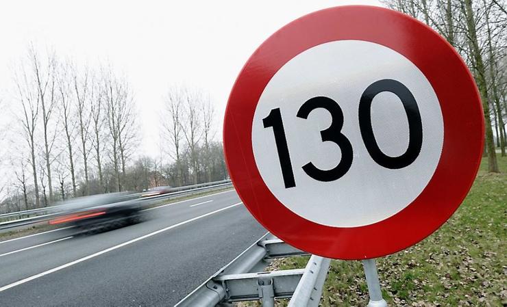 Sinal de tráfico a 130 quilómetros por hora, a velocidade que baralla subir o Goberno de Rajoy
