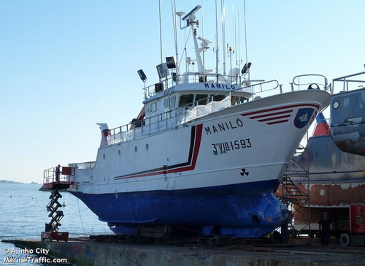 O buque "Manilo" no porto de Ribeira / Certo