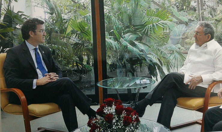 Alberto Núñez Feijóo nunha xuntanza con Raúl Castro na súa anterior visita a esta illa