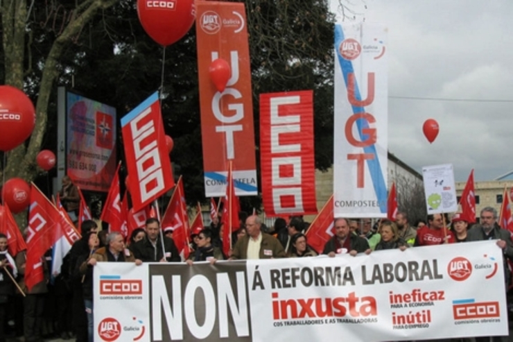 Sindicalistas de UGT e CC.OO manifestándose en contra da reforma laboral/ CC.OO. despedimento, indemnización, emprego