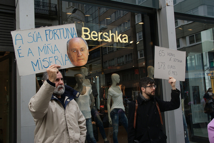 Membros da Plataforma #BoicotInditex, protestan ás portas dun Bershka na Coruña 