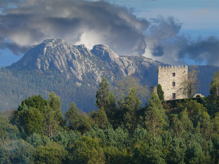 Torre do Castelo de Castro no Valadouro, unha das residencias do mariscal Pardo de Cela, coa Frouxeira detrás