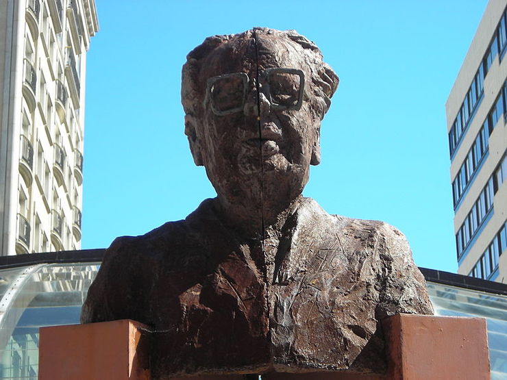 Estatua de Francisco Fernández del Riego 