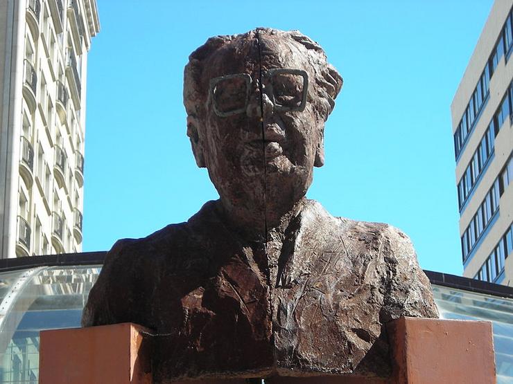 Estatua Francisco Fernández del Riego/Albert Galiza