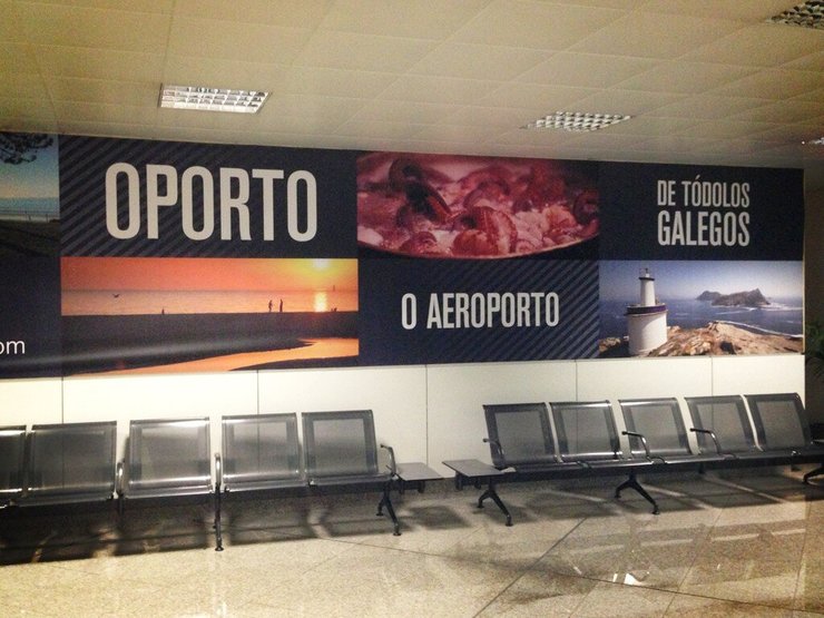 Publicidade en galego no aeroporto de Porto