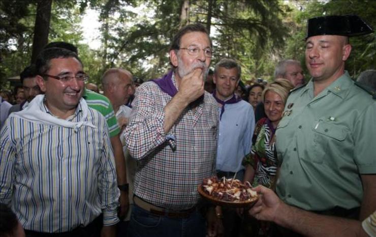 O alcalde do Carballiño, o popular Argimiro Marnotes, canda Mariano Rajoy na Feira do Polbo.