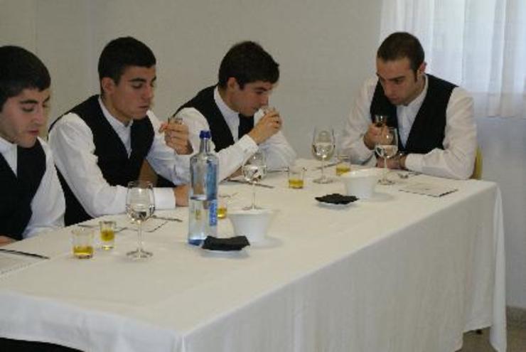 Alumnos dun centro de hostelería catan o aceite galego Olei 