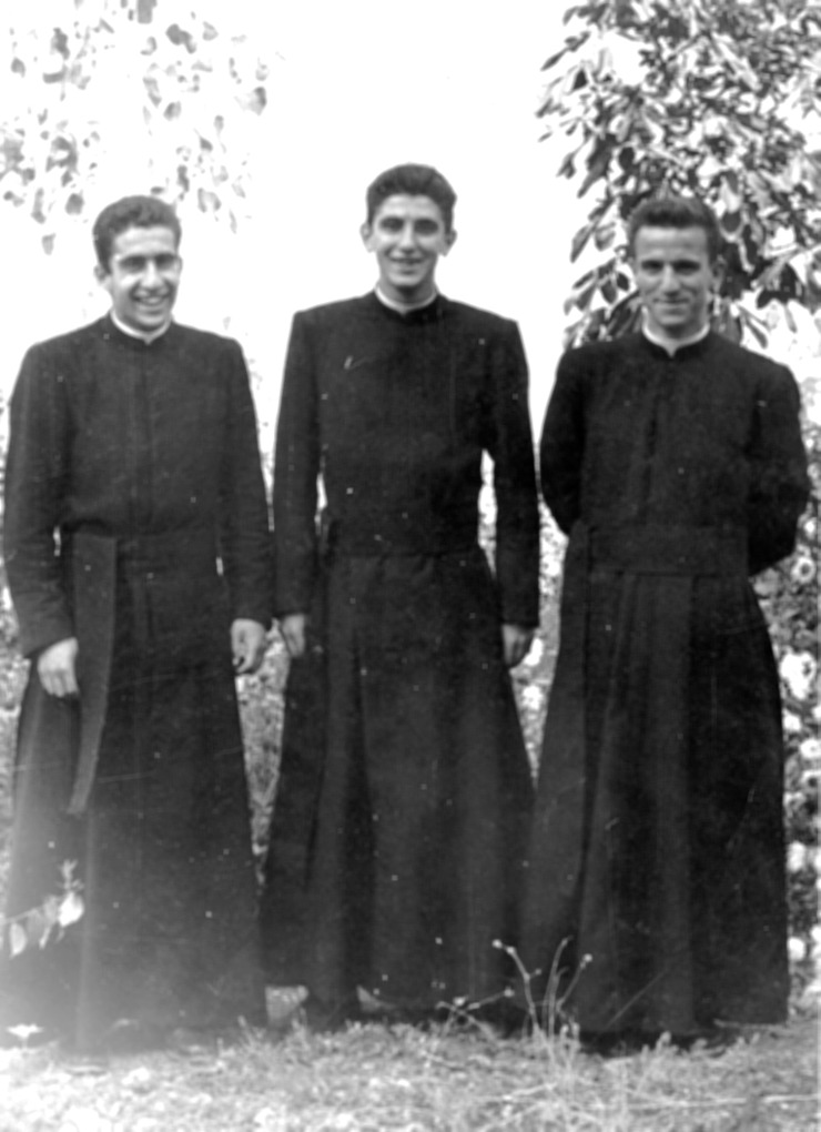 Fernando Hoyos cos seus compañeiros sacerdotes