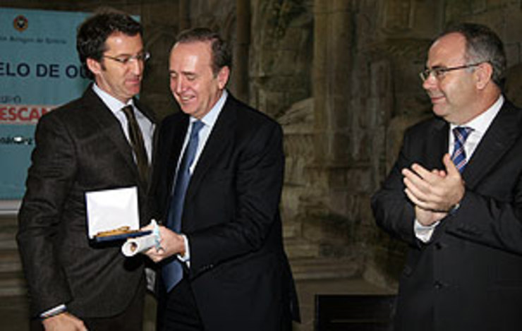 Manuel María Fernández de Sosa Faro, presidente de Pescanova, recibe un premio das mans do presidente da Xunta e en presenza do alcalde de Santiago