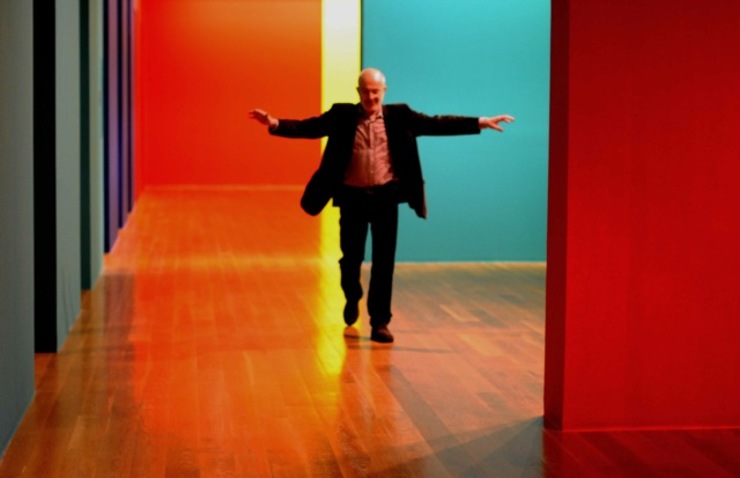 O artista italiano Massimo Bartolini pasea pola súa exposición 'HUM' no MARCO de Vigo 