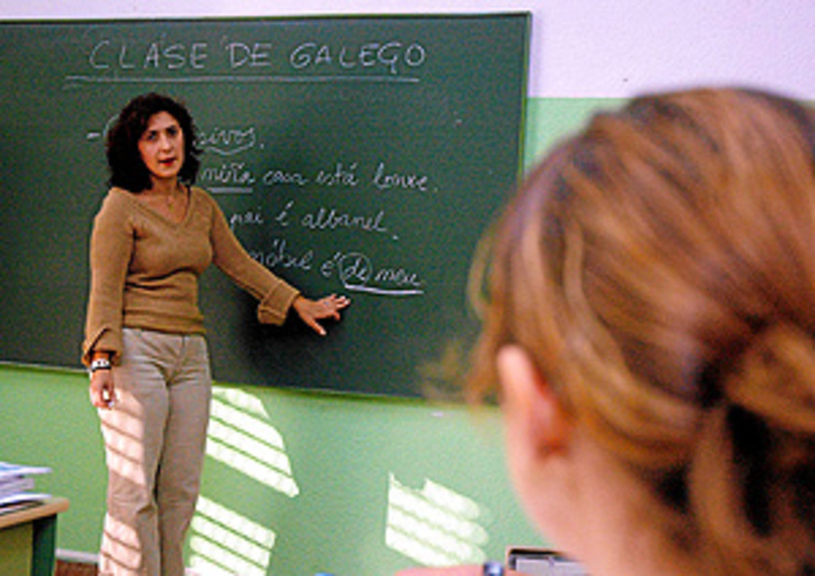 Unha profesora durante unha clase de galego Clase de galego no bierzo